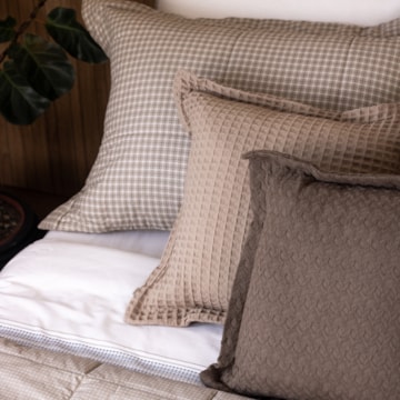 Cama de Revista Buddemeyer Bourbon com Almofadas Denver e Movaz