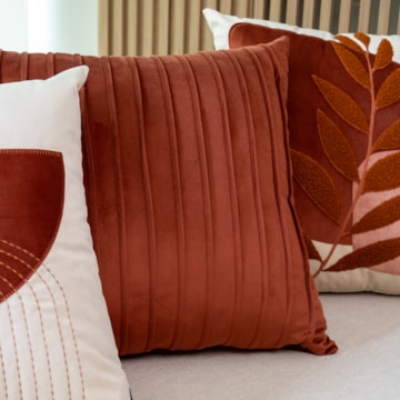 Almofada Sense Home Nervura Aveludada Terracota com Enchimento 50cm x 50cm (1 Peça)