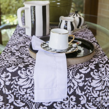 Caminho de Mesa Casa Argivai Glamour Flor de Lótus Dupla Face Preto 40cm x 1,80m