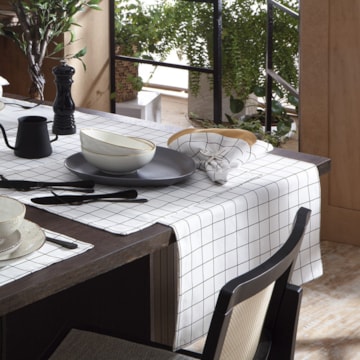 Caminho de Mesa Naturalle Limpeza Prática Grid Preto 50cm x 1,50m