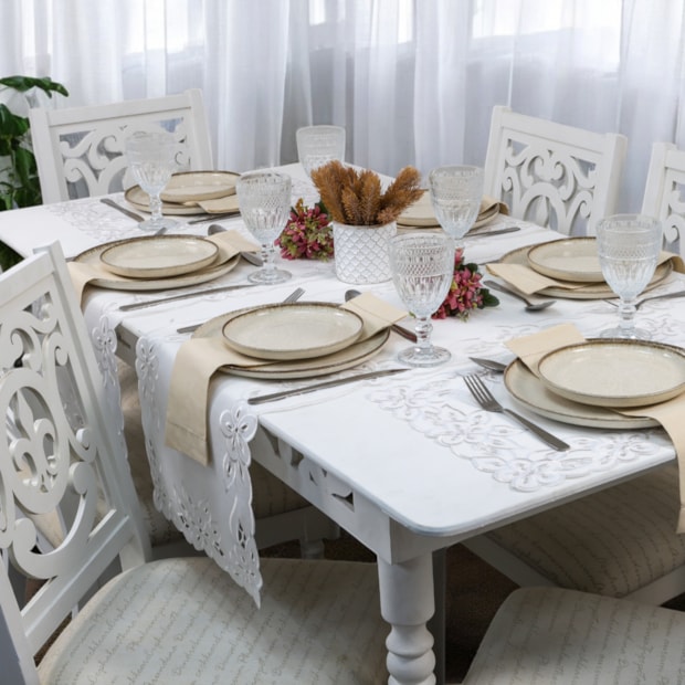Caminho de Mesa Rechilie Bordado 40cm x 1,40m