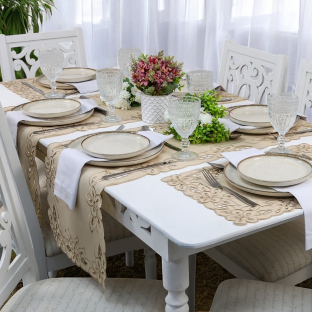 Caminho de Mesa Rechilie Bordado 40cm x 1,80m