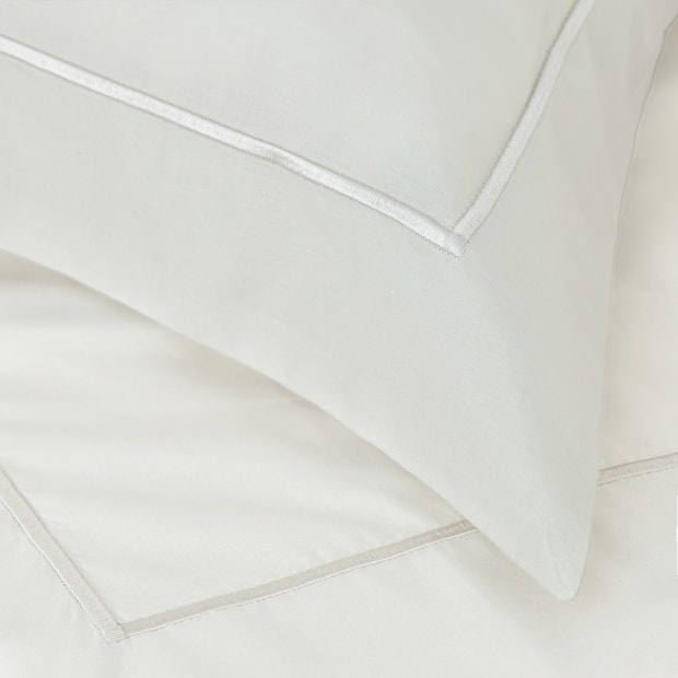 Fronha Buddemeyer Gran Percal Classic com Abas 100% Algodão Fio Penteado 200 Fios 50cm x 70cm (1 Peça)