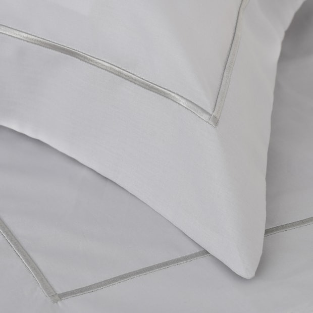 Fronha Buddemeyer Gran Percal Classic com Abas 100% Algodão Fio Penteado 200 Fios 50cm x 70cm (1 Peça)