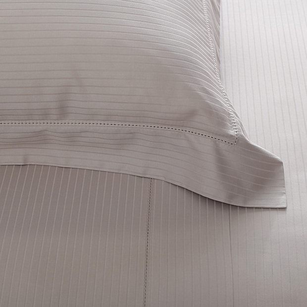 Fronha King Size Buddemeyer Damask Stripes 100% Algodão Fio Penteado Cetim 300 Fios com Abas 50cm x 90cm (1 Peça)