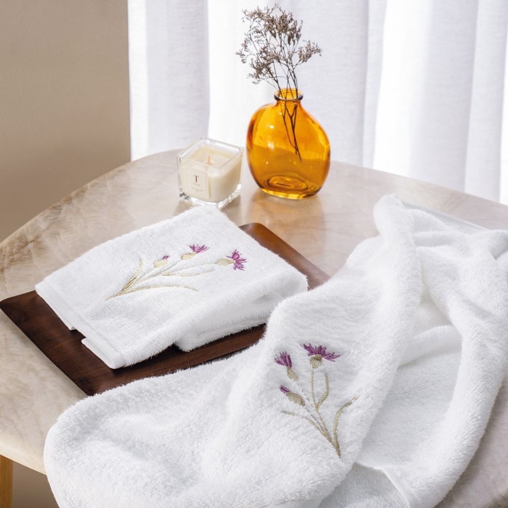 Jogo de Toalhas de Mão / Lavabo Trussardi Villa Giulia Bordada 100% Algodão Fio Penteado - Gramatura: 500g/m² (2 Peças)