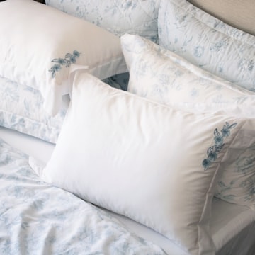 Kit 2 Fronhas Karsten Betina Bordada 100% Algodão Egípcio Cetim 300 Fios com Abas 50cm x 70cm