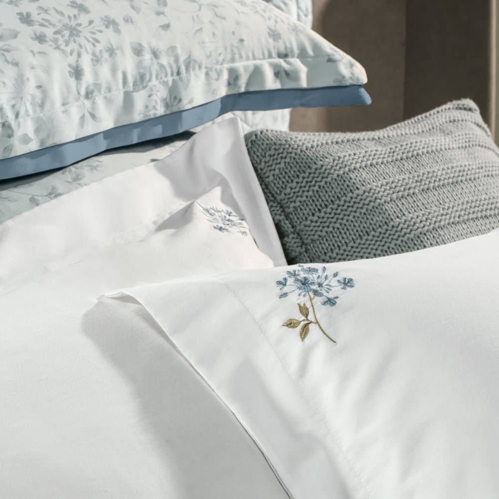 Kit 2 Fronhas Karsten Ellie Bordada 100% Algodão Egípcio Cetim 300 Fios com Abas 50cm x 70cm