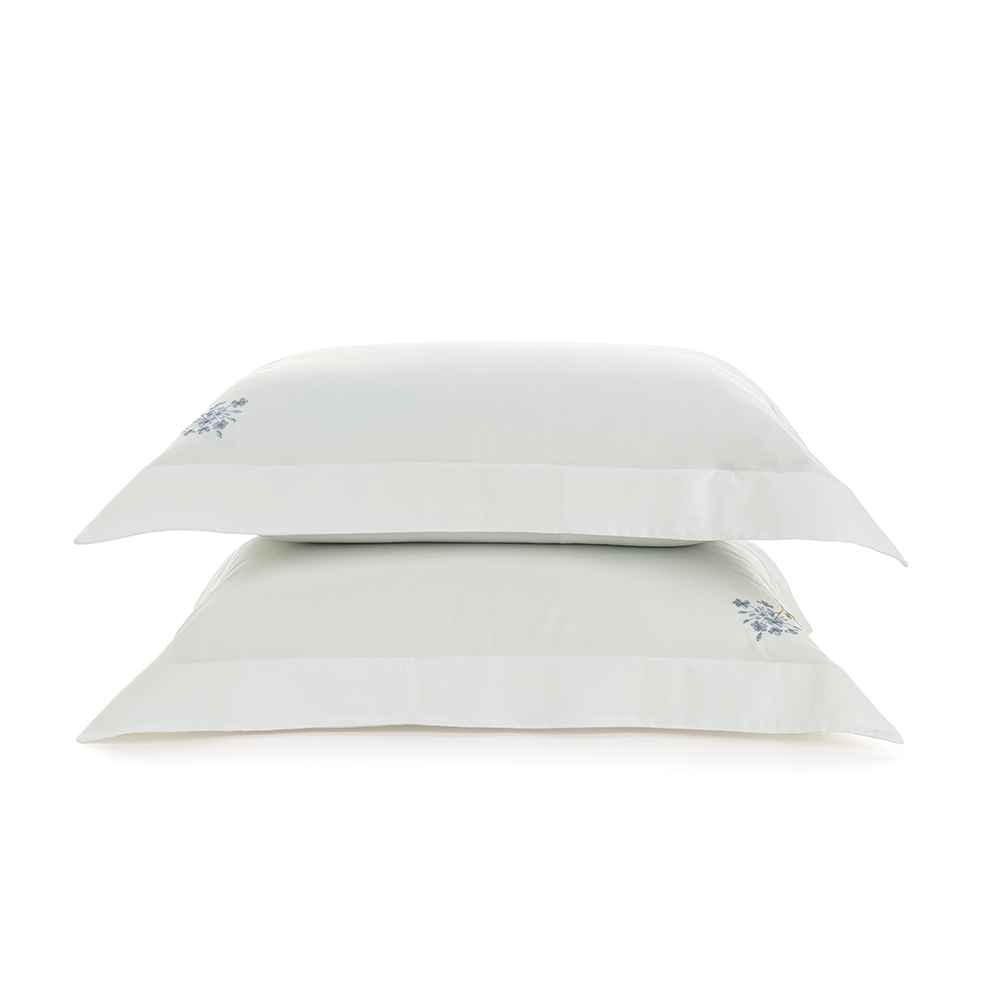 Kit 2 Fronhas Karsten Ellie Bordada 100% Algodão Egípcio Cetim 300 Fios com Abas 50cm x 70cm