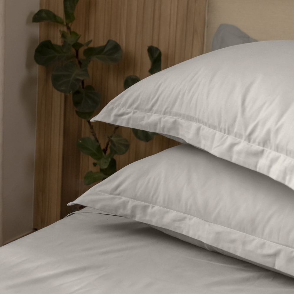 Kit 2 Fronhas Karsten Tom 100% Algodão Percal 200 Fios com Abas 50cm x 70cm