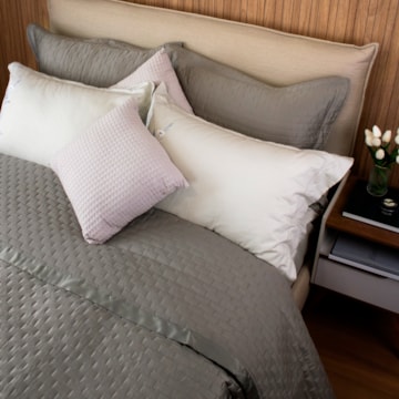 Kit Colcha Cobre-Leito Casal Paris Acetinada c/ Porta Travesseiro (3 Peças)