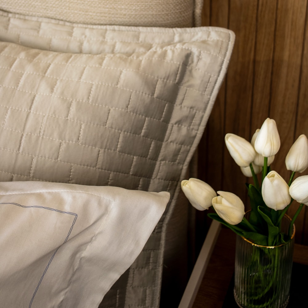 Kit Colcha Cobre-Leito Queen Paris Acetinada c/ Porta Travesseiro (3 Peças)