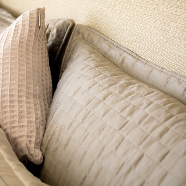 Kit Colcha Cobre-Leito Queen Paris Acetinada c/ Porta Travesseiro (3 Peças)