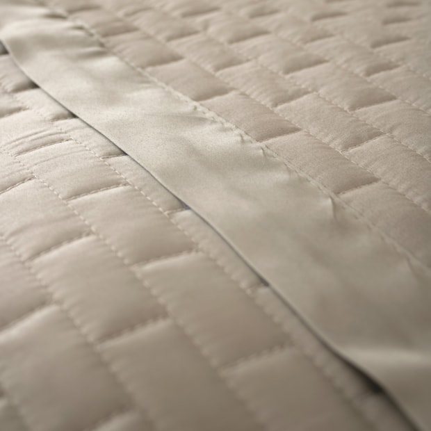 Kit Colcha Cobre-Leito Queen Paris Acetinada c/ Porta Travesseiro (3 Peças)