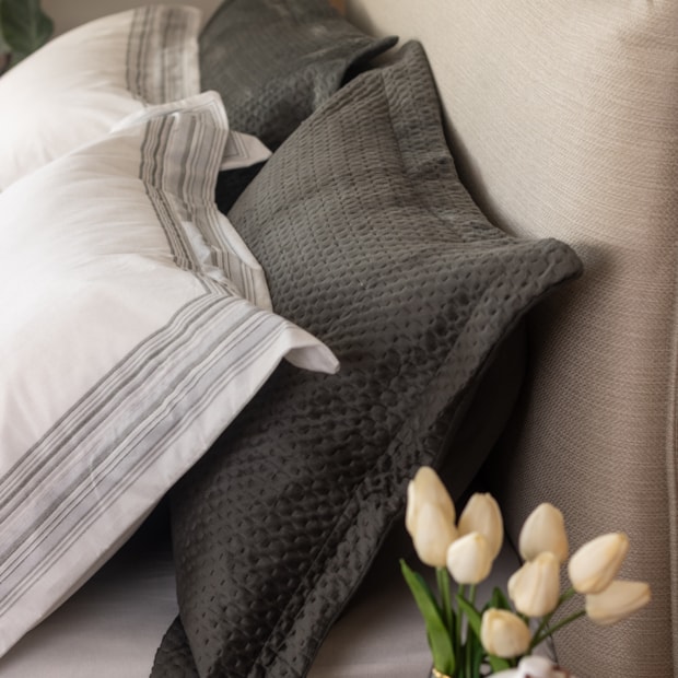 Kit Colcha Cobre-Leito Solteiro Estocolmo Aveludada c/ Porta Travesseiro (2 Peças)