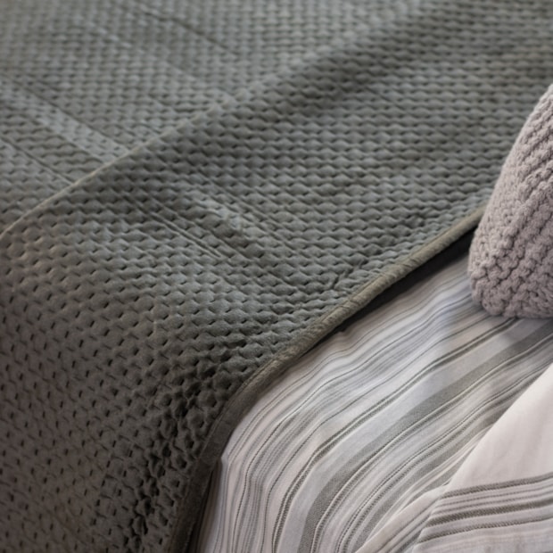 Kit Colcha Cobre-Leito Solteiro Estocolmo Aveludada c/ Porta Travesseiro (2 Peças)