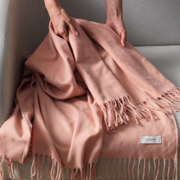 Manta Decorativa Karsten Luma com Franjas 1,20m x 1,75m