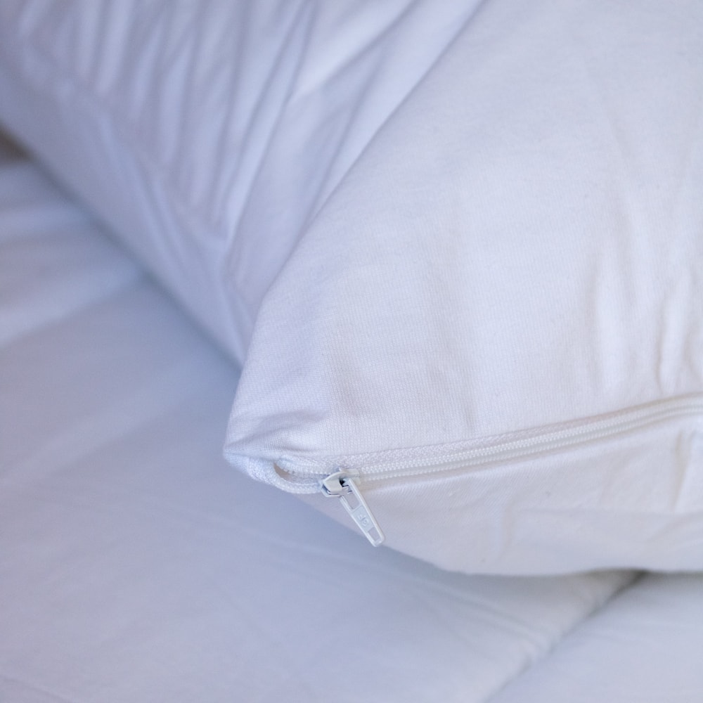 Protetor de Travesseiro Kacyumara Malha 100% Algodão Impermeável Branco 50cm x 70cm (1 Peça)