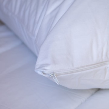 Protetor de Travesseiro Kacyumara Malha 100% Algodão Impermeável Branco 50cm x 70cm (1 Peça)