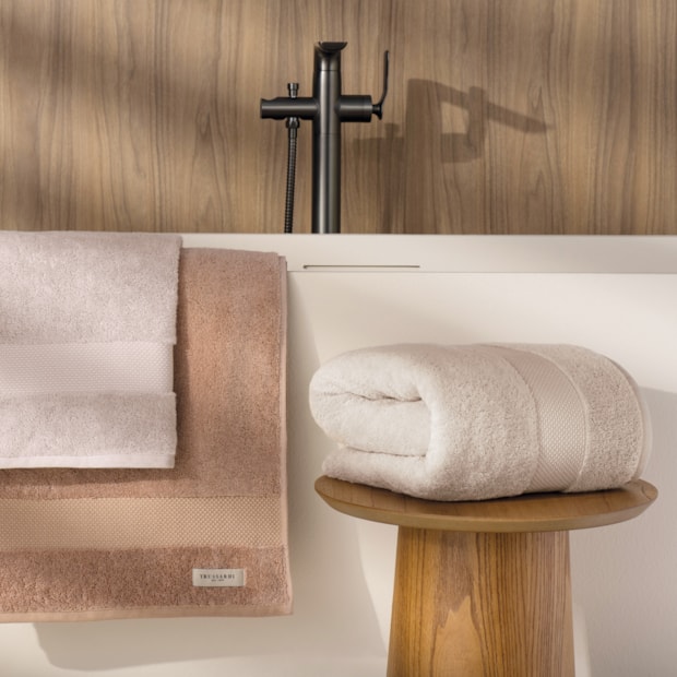 Toalha Banhão Trussardi Lussure 100% Algodão Fio Penteado - Gramatura: 700g/m²