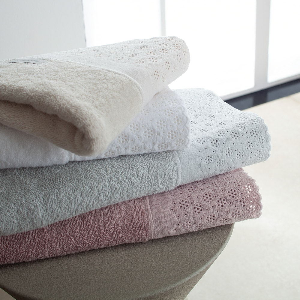 Toalha de Banho Buddemeyer Lovely 100% Algodão c/ Renda Bordada - Gramatura: 450g/m²