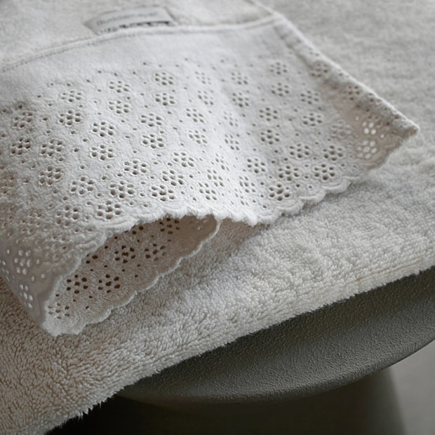 Toalha de Banho Buddemeyer Lovely 100% Algodão c/ Renda Bordada - Gramatura: 450g/m²