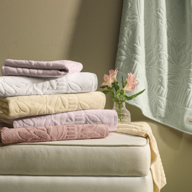 Toalha de Banho Karsten Lotus Jacquard Aveludada 100% Algodão - Gramatura: 440g/m²
