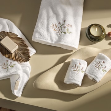 Toalha de Banho Karsten Margô Bordada 100% Algodão - Gramatura: 500g/m²
