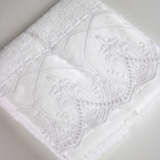 Toalha de Mão / Lavabo Trussardi Raffinato Bordada 100% Algodão Fio Penteado - Gramatura: 500g/m² (1 peça)