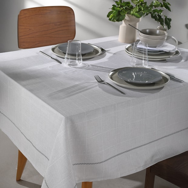 Toalha de Mesa Quadrada Dohler Clean Renova Estampado Digital Iara 8 Lugares 1,80m x 1,80m