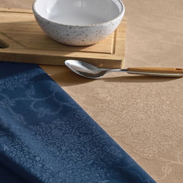 Toalha de Mesa Quadrada Karsten Alamanda Jacquard 8 Lugares 2,20m x 2,20m