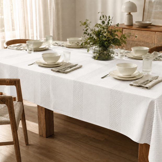 Toalha de Mesa Quadrada Karsten Jacquard Sempre Limpa Oslo 8 Lugares 1,80m x 1,80m
