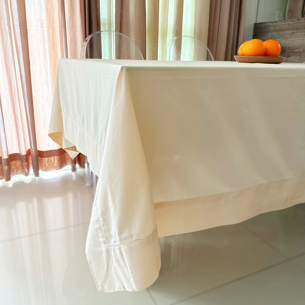 Toalha de Mesa Retangular Casa Argivai À Jour Perla 6 Lugares 100% Algodão 1,60m x 2,10m