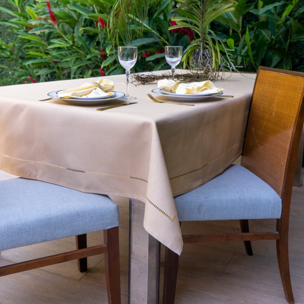 Toalha de Mesa Retangular Glamour Bege 8 Lugares 1,60m x 2,60m