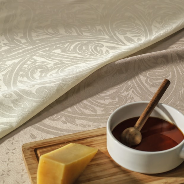Toalha de Mesa Retangular Karsten Celebra Lesier Easy Wash 12 Lugares 1,80m x 3,20m