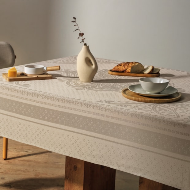 Toalha de Mesa Retangular Karsten Celebra Lesier Easy Wash 8 Lugares 1,80m x 2,70m