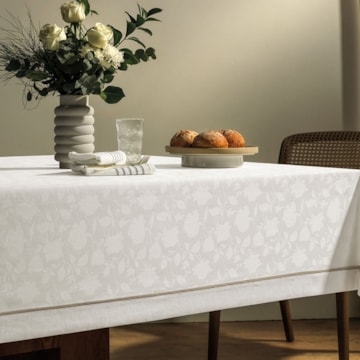 Toalha de Mesa Retangular Karsten Jacquard Celebra Antoni Easy Wash 12 Lugares 1,65m x 3,20m