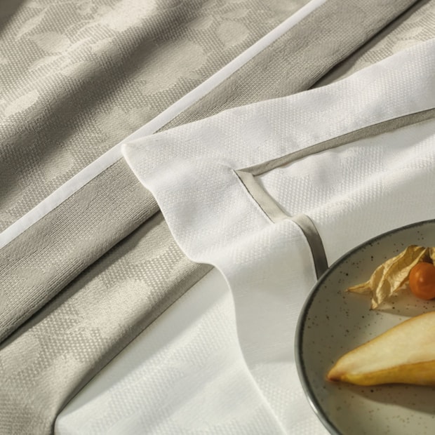 Toalha de Mesa Retangular Karsten Jacquard Celebra Antoni Easy Wash 12 Lugares 1,65m x 3,20m