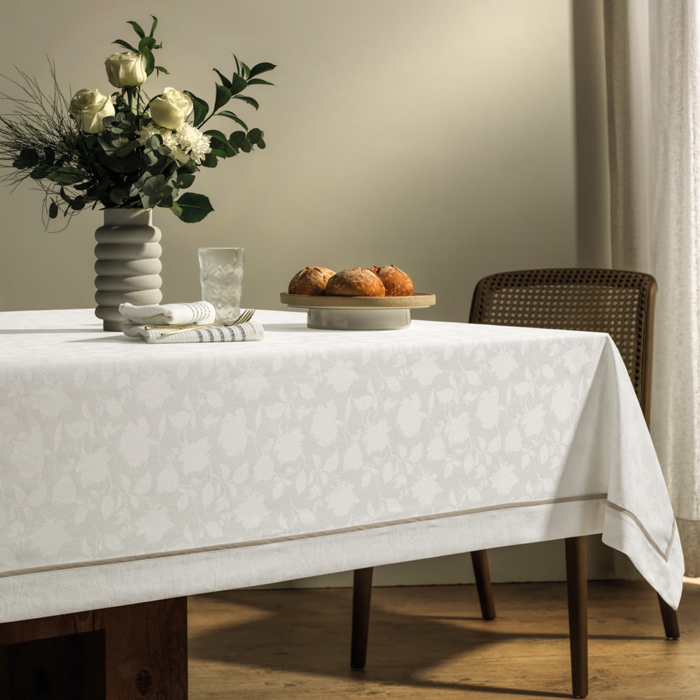 Toalha de Mesa Retangular Karsten Jacquard Celebra Antoni Easy Wash 6 Lugares 1,65m x 2,20m