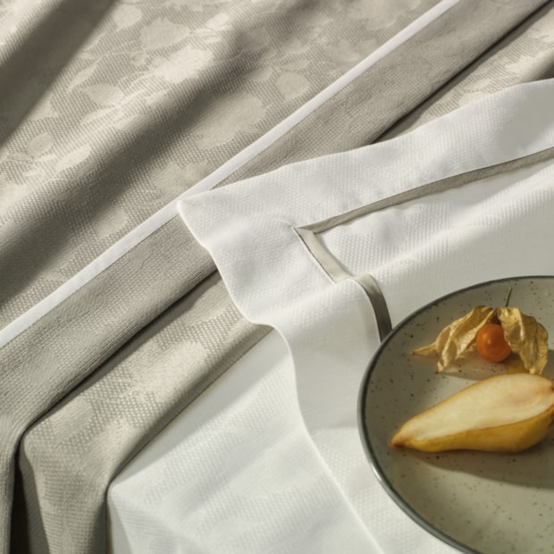 Toalha de Mesa Retangular Karsten Jacquard Celebra Antoni Easy Wash 6 Lugares 1,65m x 2,20m
