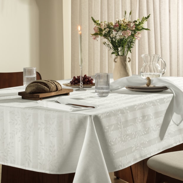Toalha de Mesa Retangular Karsten Jacquard Sempre Limpa Serena 6 Lugares 1,60m x 2,20m