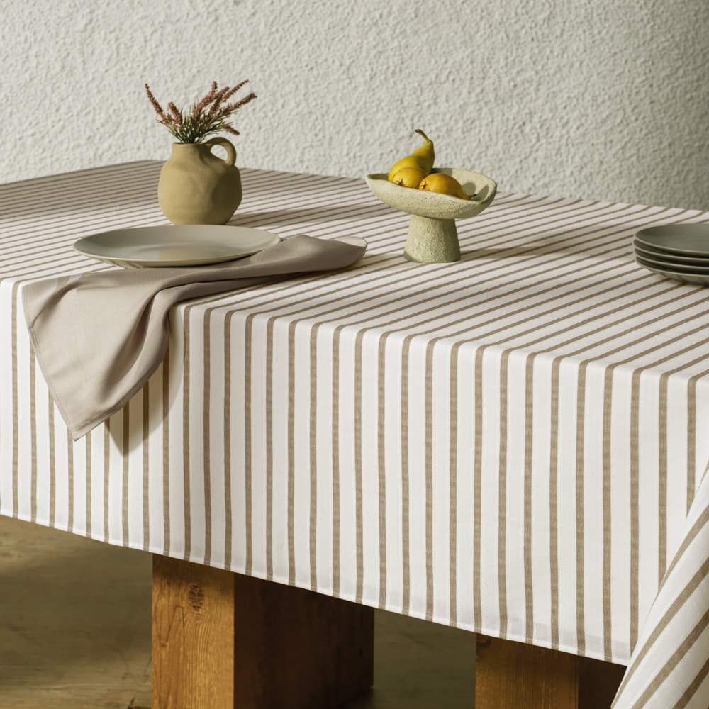 Toalha de Mesa Retangular Karsten Jacquard Sempre Limpa Zaira 6 Lugares 1,60m x 2,20m