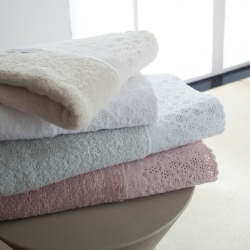 Toalha de Rosto Buddemeyer Lovely 100% Algodão c/ Renda Bordada - Gramatura: 450g/m²