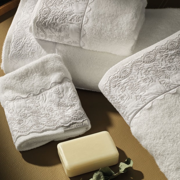 Toalha de Rosto Karsten Antônia Bordada SoftMax 100% Algodão - Gramatura: 520 g/m²