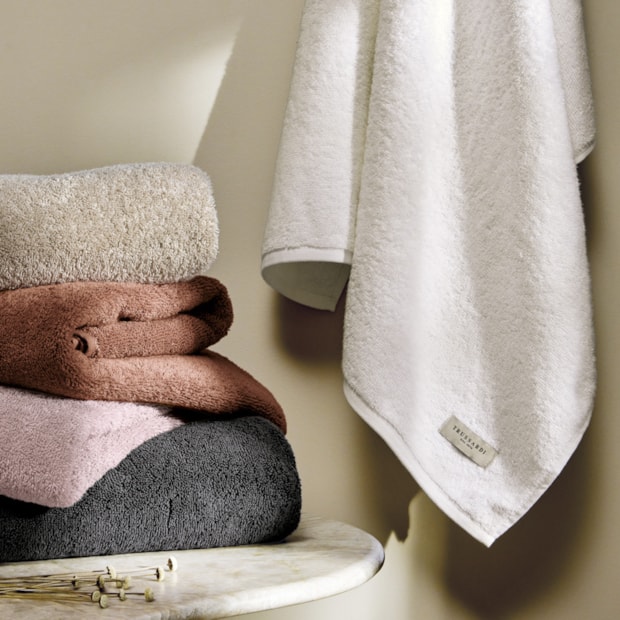 Toalha de Rosto Trussardi Fontani 100% Algodão Fio Penteado - Gramatura: 500 g/m²