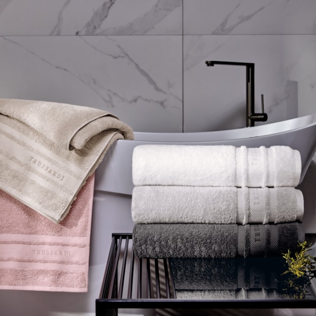 Toalha de Rosto Trussardi Lecce Barra Bordada 100% Algodão Fio Penteado - Gramatura 500g/m²