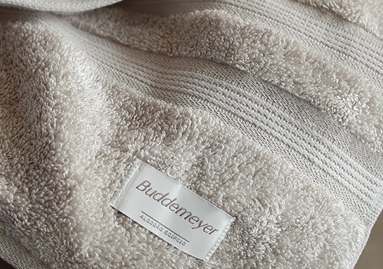 O acabamento especial proporciona toque delicado, volume acentuado e cores realçadas, elevando a experiência do banho a um novo nível.