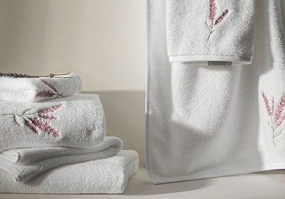 Jogo de Toalhas de Lavabo / Mão Karsten Arabella Bordada