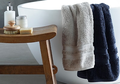 O acabamento especial proporciona toque delicado, volume acentuado e cores realçadas, elevando a experiência do banho a um novo nível.