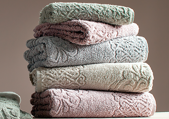 Composto por 2 peças de toalhas em algodão de fibra longa, uma no tamanho de Banho (70cm x 1,40m)  e outra no tamanho de Rosto (48cm x 80cm).